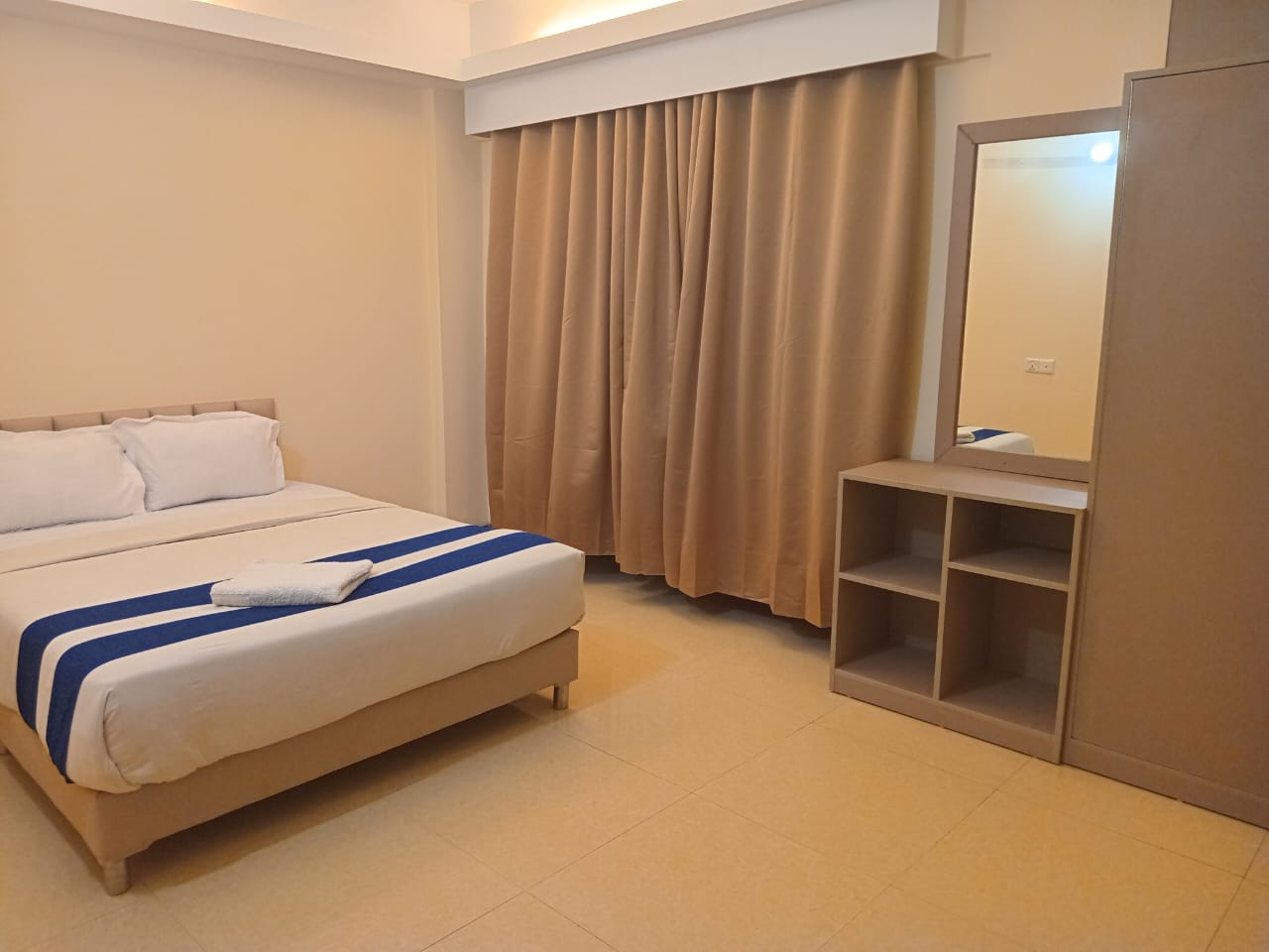 Luxury King Room with City View – Modern Hotel Accommodation Modern deluxe hotel room with king-size bed, city view, and stylish interior decor