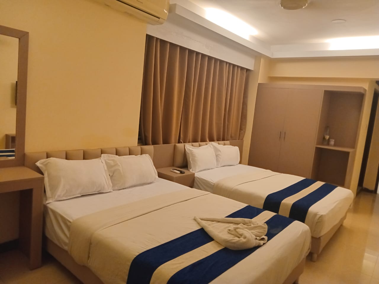 Luxury King Room with City View – Modern Hotel Accommodation Modern deluxe hotel room with king-size bed, city view, and stylish interior decor