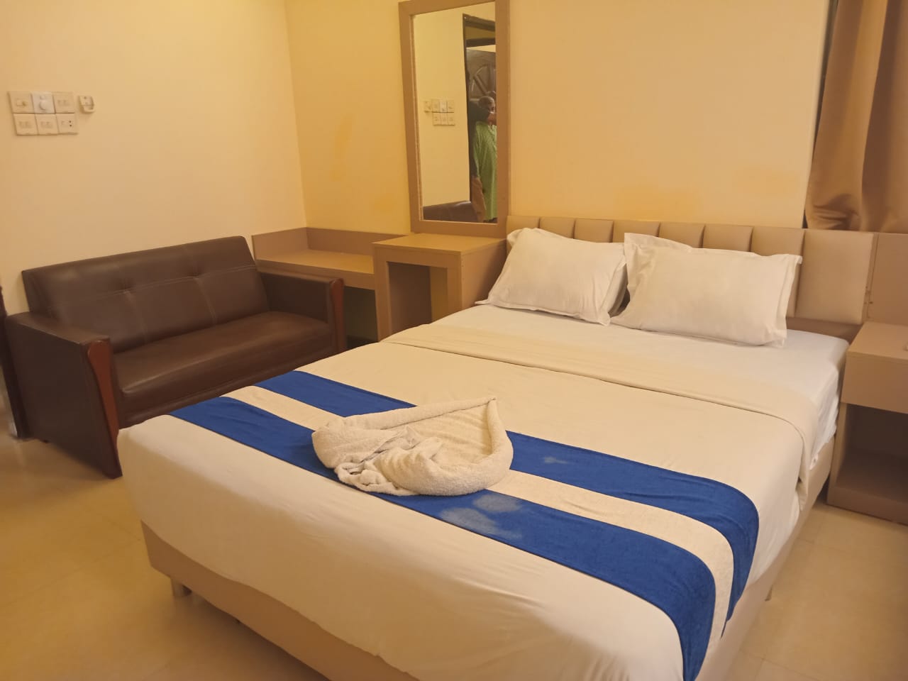 Luxury King Room with City View – Modern Hotel Accommodation Modern deluxe hotel room with king-size bed, city view, and stylish interior decor